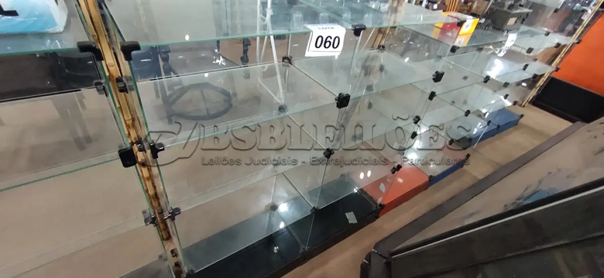 LOTE 060 - 01 VITRINE EXPOSITORA DE VIDRO. (NO ESTADO) ATENÇÃO! FAZER A VISITAÇÃO ANTES DE ARREMATAR, NÃO SABEMOS SE FUNCIONA, LEILÃO NÃO TEM GARANTIA E NEM DEVOLUÇÃO, SUJEITO A POSSÍVEIS AVARIAS VISÍVEIS/OCULTAS E/OU AUSÊNCIA DE COMPONENTES.