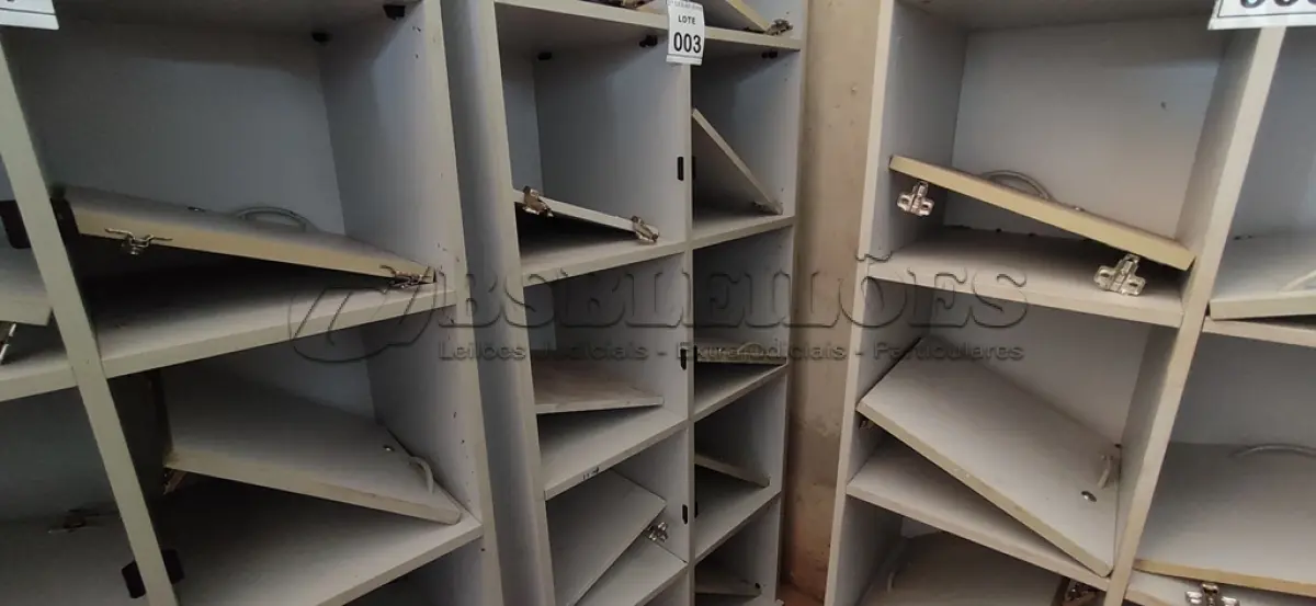 LOTE 003 - 01 ARMÁRIO ALTO PARA ESCRITÓRIO COM 10 PORTAS. (NO ESTADO) ATENÇÃO! FAZER A VISITAÇÃO ANTES DE ARREMATAR, NÃO SABEMOS SE FUNCIONA, LEILÃO NÃO TEM GARANTIA E NEM DEVOLUÇÃO, SUJEITO A POSSÍVEIS AVARIAS VISÍVEIS/OCULTAS E/OU AUSÊNCIA DE COMPONENTES.