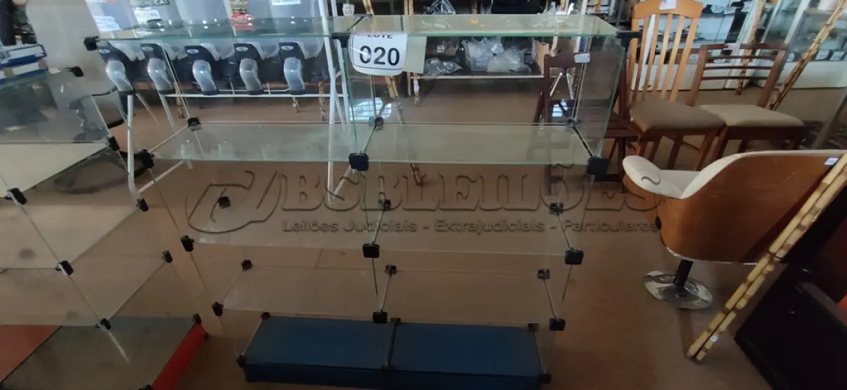 LOTE 020 - 01 VITRINE EXPOSITORA DE VIDRO. (NO ESTADO) ATENÇÃO! FAZER A VISITAÇÃO ANTES DE ARREMATAR, NÃO SABEMOS SE FUNCIONA, LEILÃO NÃO TEM GARANTIA E NEM DEVOLUÇÃO, SUJEITO A POSSÍVEIS AVARIAS VISÍVEIS/OCULTAS E/OU AUSÊNCIA DE COMPONENTES.