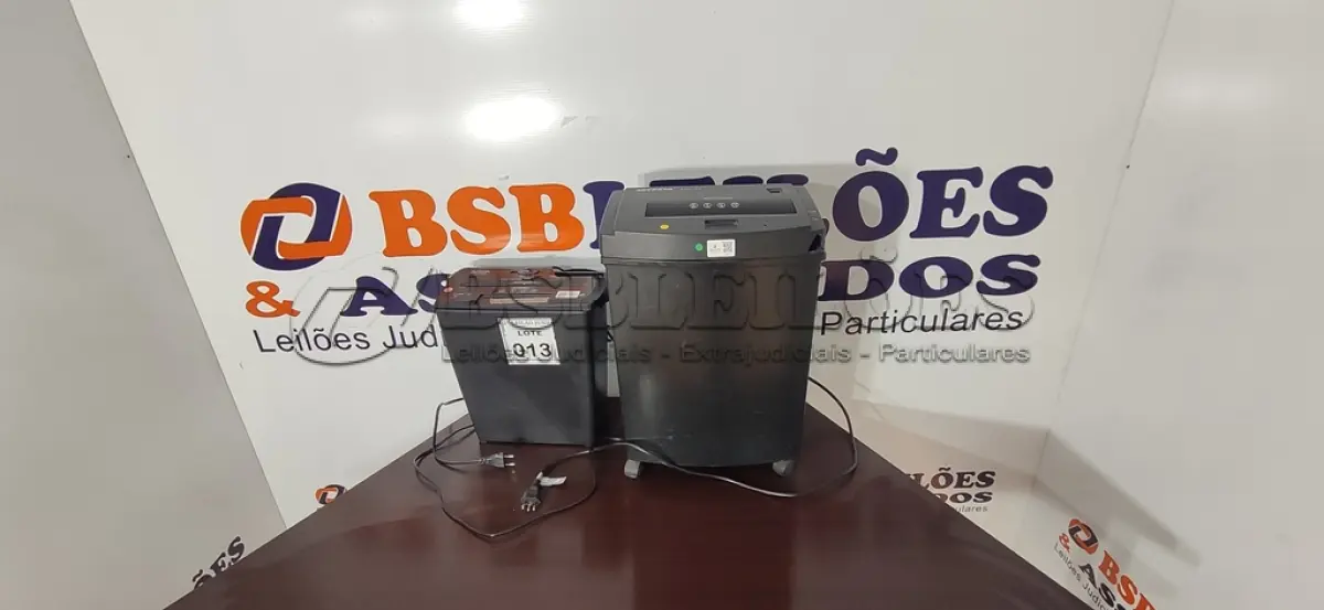 LOTE 013 - 02 FRAGMENTADORAS DE PAPEL SENDO 01 MARCA AURORA E 01 MARCA SECRETA. (NO ESTADO) ATENÇÃO! FAZER A VISITAÇÃO ANTES DE ARREMATAR, NÃO SABEMOS SE FUNCIONA, LEILÃO NÃO TEM GARANTIA E NEM DEVOLUÇÃO, SUJEITO A POSSÍVEIS AVARIAS VISÍVEIS/OCULTAS E/OU AUSÊNCIA DE COMPONENTES.