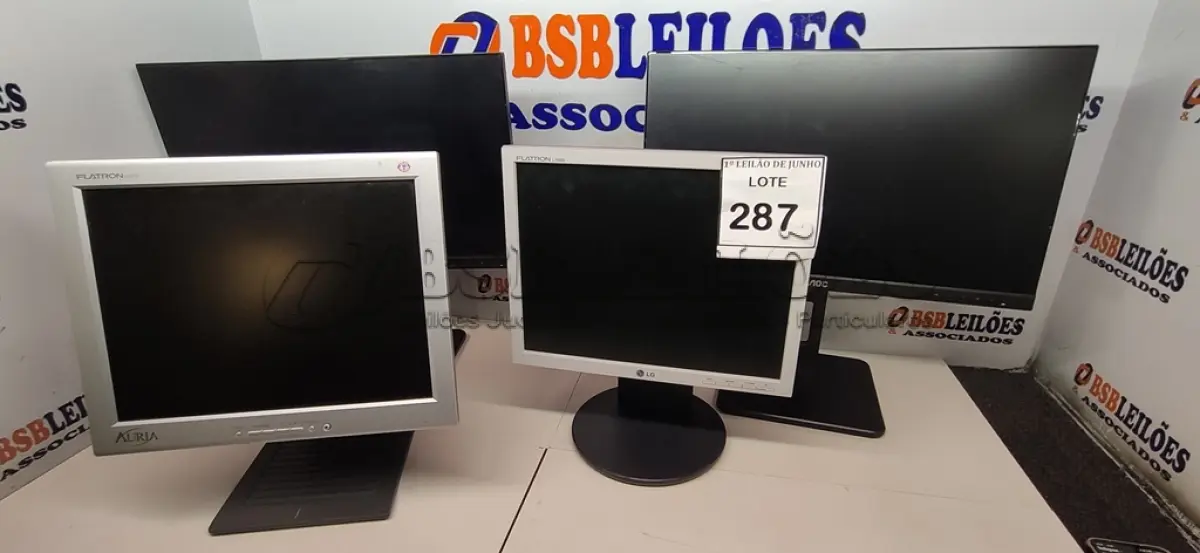 LOTE 287 - 04 MONITORES LCD MARCAS E MODELOS DIVERSOS COM AVARIAS. (NO ESTADO) ATENÇÃO! FAZER A VISITAÇÃO ANTES DE ARREMATAR, NÃO SABEMOS SE FUNCIONA, LEILÃO NÃO TEM GARANTIA E NEM DEVOLUÇÃO, SUJEITO A POSSÍVEIS AVARIAS VISÍVEIS/OCULTAS E/OU AUSÊNCIA DE COMPONENTES.