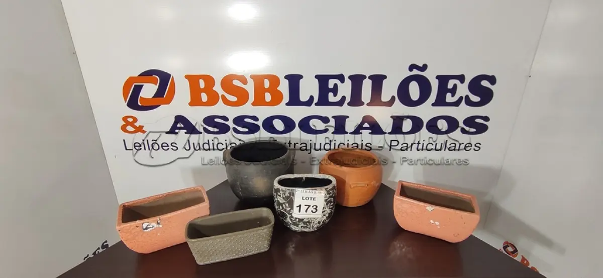 LOTE 173 - 02 PANELAS DE BARRO E 04 VASOS DECORADOS. (NO ESTADO) ATENÇÃO! FAZER A VISITAÇÃO ANTES DE ARREMATAR, NÃO SABEMOS SE FUNCIONA, LEILÃO NÃO TEM GARANTIA E NEM DEVOLUÇÃO, SUJEITO A POSSÍVEIS AVARIAS VISÍVEIS/OCULTAS E/OU AUSÊNCIA DE COMPONENTES.