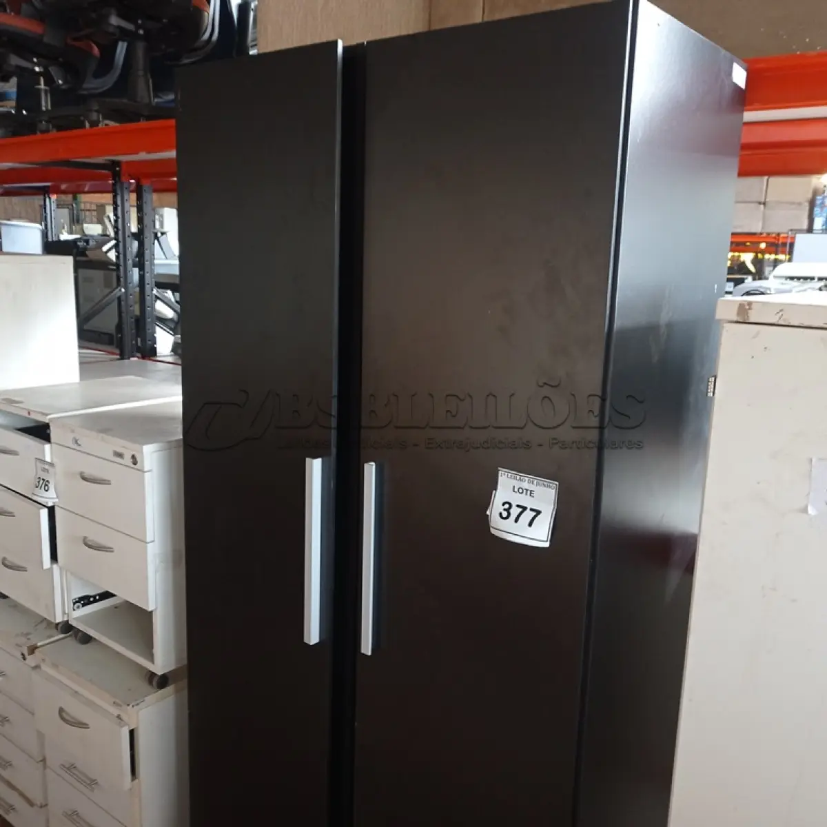LOTE 377 - 02 ARMÁRIOS ALTO PARA ESCRITÓRIO 01 PORTA CADA COM 02 COMPARTIMENTOS. (NO ESTADO) ATENÇÃO! FAZER A VISITAÇÃO ANTES DE ARREMATAR, NÃO SABEMOS SE FUNCIONA. LEILÃO NÃO TEM GARANTIA E NEM DEVOLUÇÃO, SUJEITO A POSSÍVEIS AVARIAS VISÍVEIS/OCULTAS E/OU AUSÊNCIA DE COMPONENTES.