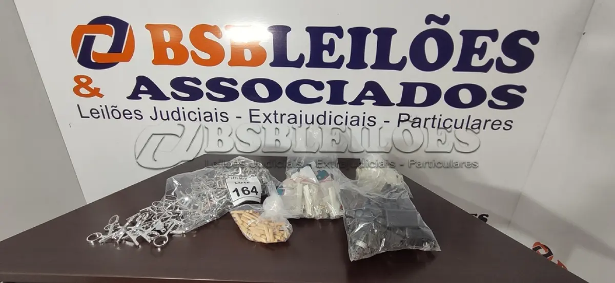 LOTE 164 - 01 LOTE COM ACESSÓRIOS PARA MÓVEIS DIVERSOS. (NO ESTADO) ATENÇÃO! FAZER A VISITAÇÃO ANTES DE ARREMATAR, NÃO SABEMOS SE FUNCIONA, LEILÃO NÃO TEM GARANTIA E NEM DEVOLUÇÃO, SUJEITO A POSSÍVEIS AVARIAS VISÍVEIS/OCULTAS E/OU AUSÊNCIA DE COMPONENTES.