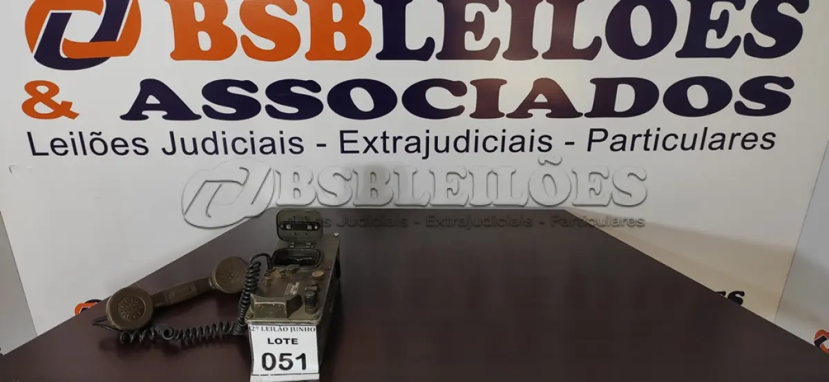 LOTE 051 - 01 TELEFONE ANTIGO. (NO ESTADO) ATENÇÃO! FAZER A VISITAÇÃO ANTES DE ARREMATAR, NÃO SABEMOS SE FUNCIONA, LEILÃO NÃO TEM GARANTIA E NEM DEVOLUÇÃO, SUJEITO A POSSÍVEIS AVARIAS VISÍVEIS/OCULTAS E/OU AUSÊNCIA DE COMPONENTES.