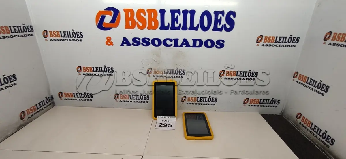 LOTE 295 - 02 TABLETS MARCA CCE. (NO ESTADO) ATENÇÃO! FAZER A VISITAÇÃO ANTES DE ARREMATAR, NÃO SABEMOS SE FUNCIONA, LEILÃO NÃO TEM GARANTIA E NEM DEVOLUÇÃO, SUJEITO A POSSÍVEIS AVARIAS VISÍVEIS/OCULTAS E/OU AUSÊNCIA DE COMPONENTES.
