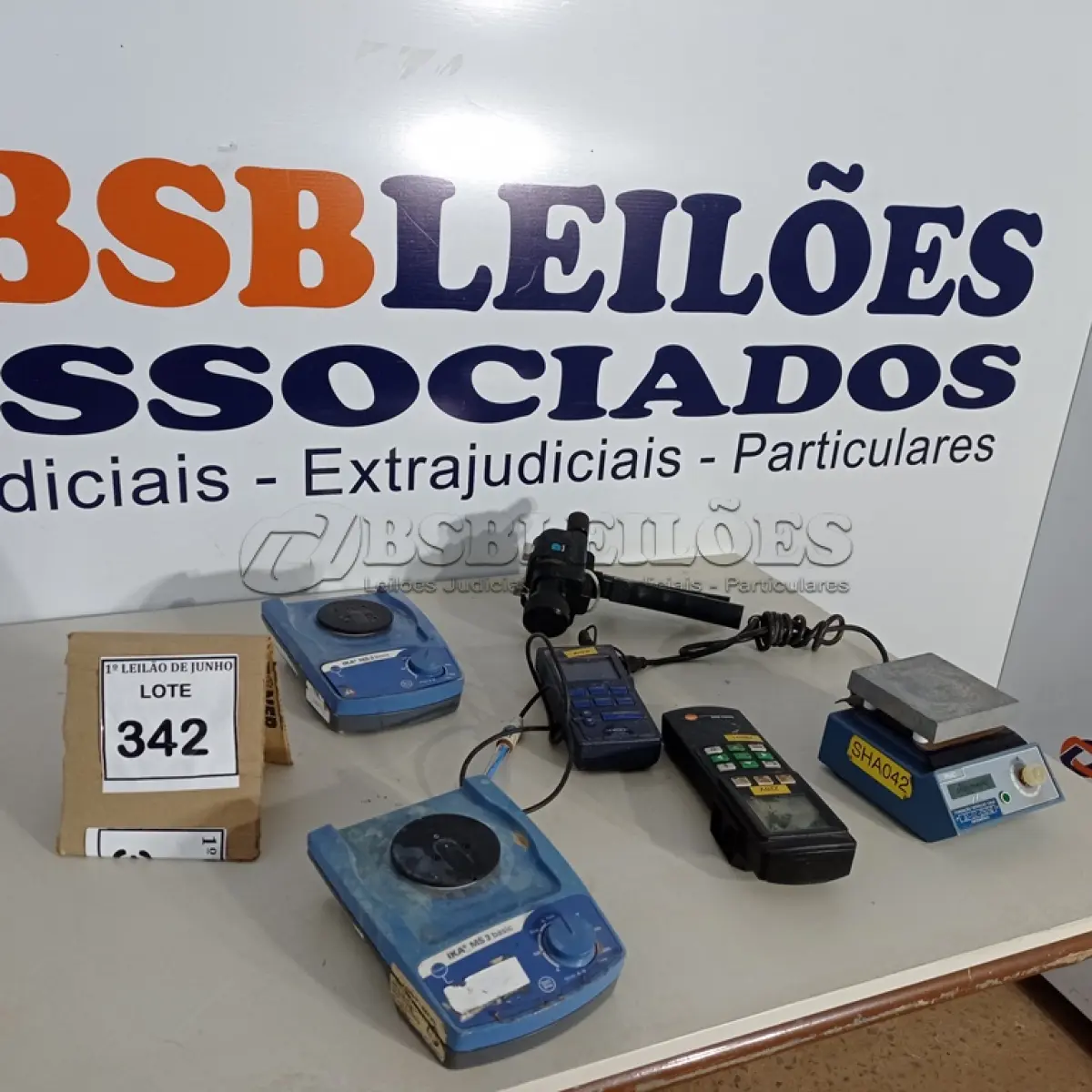 LOTE 342 - 02 AGITADORES DE TUBOS E MICROPLACAS, 01 MEDIDOR DE PH PORTÁTIL, 01 MEDIDOR CLIMÁTICO UNIVERSA, 01 AGITADOR MAGNÉTICO COM AQUECIMENTO E 01 BOMBA DE PRESSÃO MANUAL. (NO ESTADO) ATENÇÃO! FAZER A VISITAÇÃO ANTES DE ARREMATAR, NÃO SABEMOS SE FUNCIONA. LEILÃO NÃO TEM GARANTIA E NEM DEVOLUÇÃO, SUJEITO A POSSÍVEIS AVARIAS VISÍVEIS/OCULTAS E/OU AUSÊNCIA DE COMPONENTES.