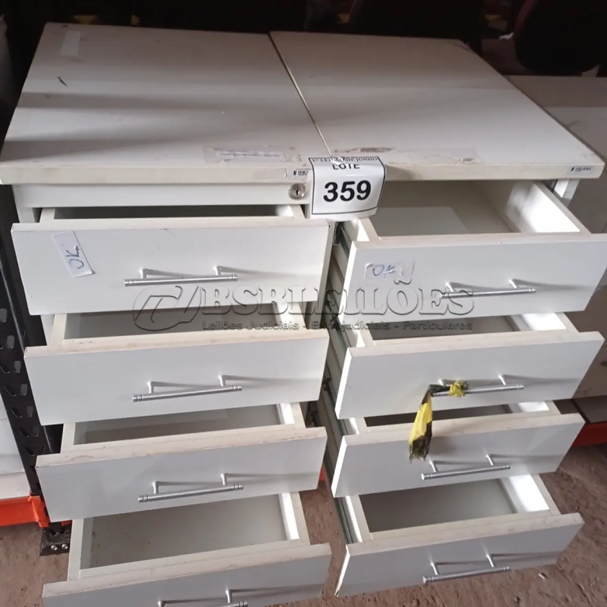 LOTE 359 - 02 GAVETEIROS COM 04 GAVETAS CADA. (NO ESTADO) ATENÇÃO! FAZER A VISITAÇÃO ANTES DE ARREMATAR, NÃO SABEMOS SE FUNCIONA. LEILÃO NÃO TEM GARANTIA E NEM DEVOLUÇÃO, SUJEITO A POSSÍVEIS AVARIAS VISÍVEIS/OCULTAS E/OU AUSÊNCIA DE COMPONENTES.