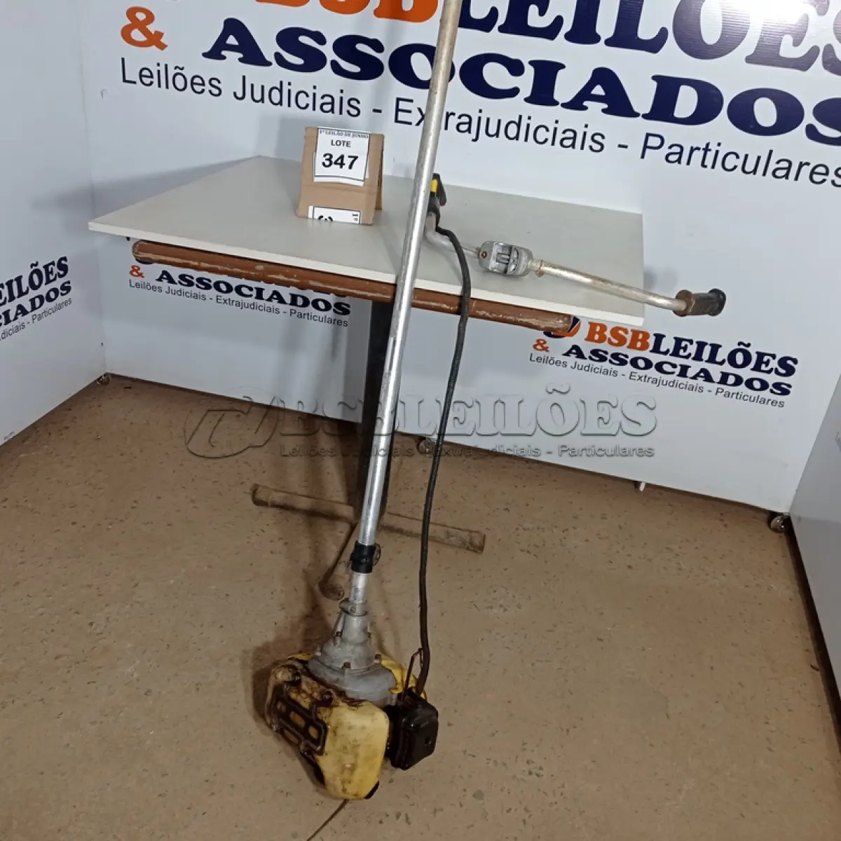 LOTE 347 - 01 ROÇADEIRA A GASOLINA COM AVARIAS. (NO ESTADO) ATENÇÃO! FAZER A VISITAÇÃO ANTES DE ARREMATAR, NÃO SABEMOS SE FUNCIONA. LEILÃO NÃO TEM GARANTIA E NEM DEVOLUÇÃO, SUJEITO A POSSÍVEIS AVARIAS VISÍVEIS/OCULTAS E/OU AUSÊNCIA DE COMPONENTES.