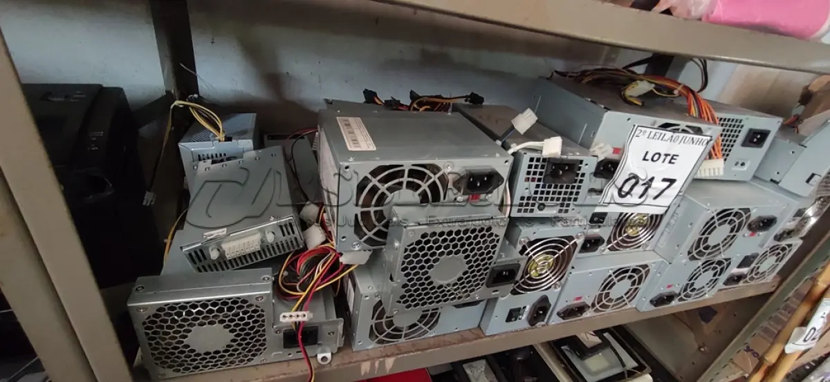 LOTE 017 - 01 LOTE COM GRANDE QUANTIDADE DE FONTES PARA PC DIVERSOS MODELOS. (NO ESTADO) ATENÇÃO! FAZER A VISITAÇÃO ANTES DE ARREMATAR, NÃO SABEMOS SE FUNCIONA, LEILÃO NÃO TEM GARANTIA E NEM DEVOLUÇÃO, SUJEITO A POSSÍVEIS AVARIAS VISÍVEIS/OCULTAS E/OU AUSÊNCIA DE COMPONENTES.