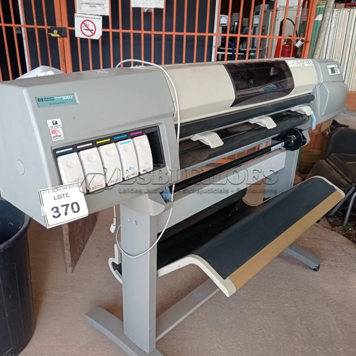 LOTE 370 - 01 IMPRESSORA PLOTTER DESINGJET MARCA HP. (NO ESTADO) ATENÇÃO! FAZER A VISITAÇÃO ANTES DE ARREMATAR, NÃO SABEMOS SE FUNCIONA. LEILÃO NÃO TEM GARANTIA E NEM DEVOLUÇÃO, SUJEITO A POSSÍVEIS AVARIAS VISÍVEIS/OCULTAS E/OU AUSÊNCIA DE COMPONENTES.