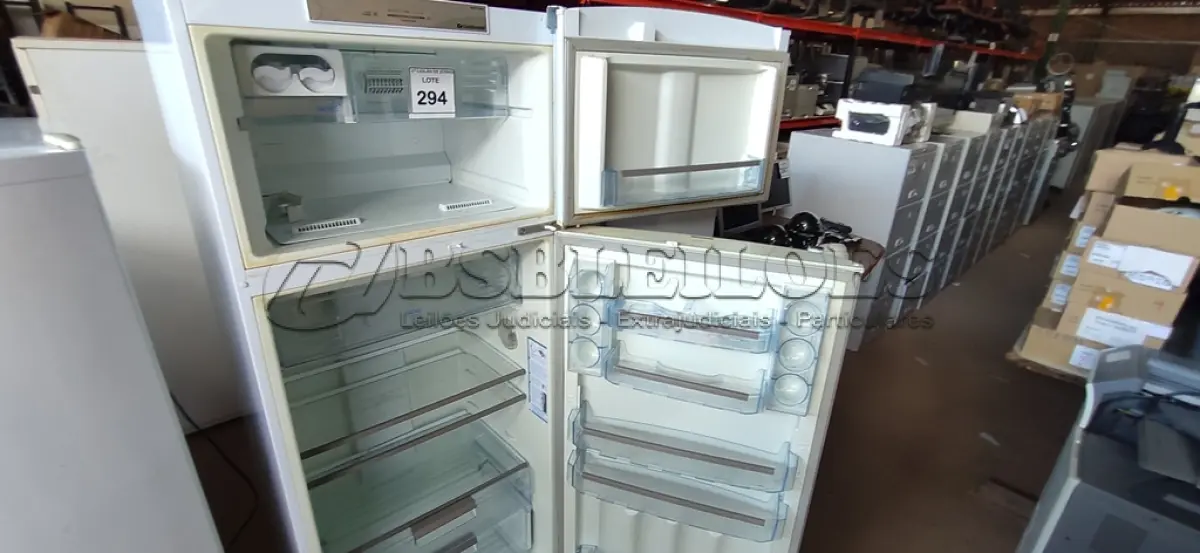 LOTE 294 - 01 GELADEIRA 220V FROST FREE CONTINENTAL. (NO ESTADO) ATENÇÃO! FAZER A VISITAÇÃO ANTES DE ARREMATAR, NÃO SABEMOS SE FUNCIONA, LEILÃO NÃO TEM GARANTIA E NEM DEVOLUÇÃO, SUJEITO A POSSÍVEIS AVARIAS VISÍVEIS/OCULTAS E/OU AUSÊNCIA DE COMPONENTES.
