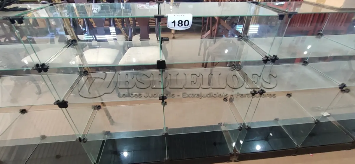 LOTE 180 - 01 VITRINE EXPOSITORA DE VIDRO. (NO ESTADO) ATENÇÃO! FAZER A VISITAÇÃO ANTES DE ARREMATAR, NÃO SABEMOS SE FUNCIONA, LEILÃO NÃO TEM GARANTIA E NEM DEVOLUÇÃO, SUJEITO A POSSÍVEIS AVARIAS VISÍVEIS/OCULTAS E/OU AUSÊNCIA DE COMPONENTES.