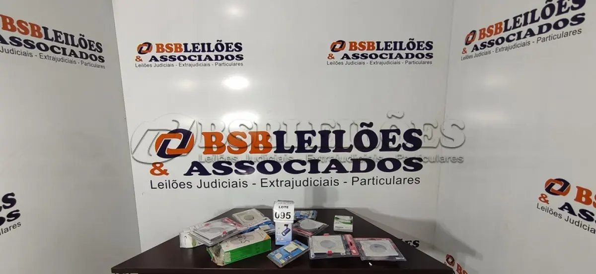 LOTE 095 - 01 LOTE COM VÁRIAS LUMINÁRIAS DE TAMANHOS E MODELOS DIVERSOS. (NO ESTADO) ATENÇÃO! FAZER A VISITAÇÃO ANTES DE ARREMATAR, NÃO SABEMOS SE FUNCIONA, LEILÃO NÃO TEM GARANTIA E NEM DEVOLUÇÃO, SUJEITO A POSSÍVEIS AVARIAS VISÍVEIS/OCULTAS E/OU AUSÊNCIA DE COMPONENTES.