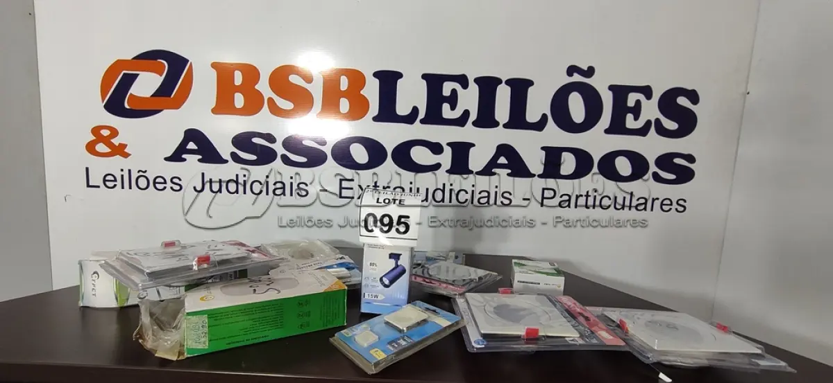 LOTE 095 - 01 LOTE COM VÁRIAS LUMINÁRIAS DE TAMANHOS E MODELOS DIVERSOS. (NO ESTADO) ATENÇÃO! FAZER A VISITAÇÃO ANTES DE ARREMATAR, NÃO SABEMOS SE FUNCIONA, LEILÃO NÃO TEM GARANTIA E NEM DEVOLUÇÃO, SUJEITO A POSSÍVEIS AVARIAS VISÍVEIS/OCULTAS E/OU AUSÊNCIA DE COMPONENTES.