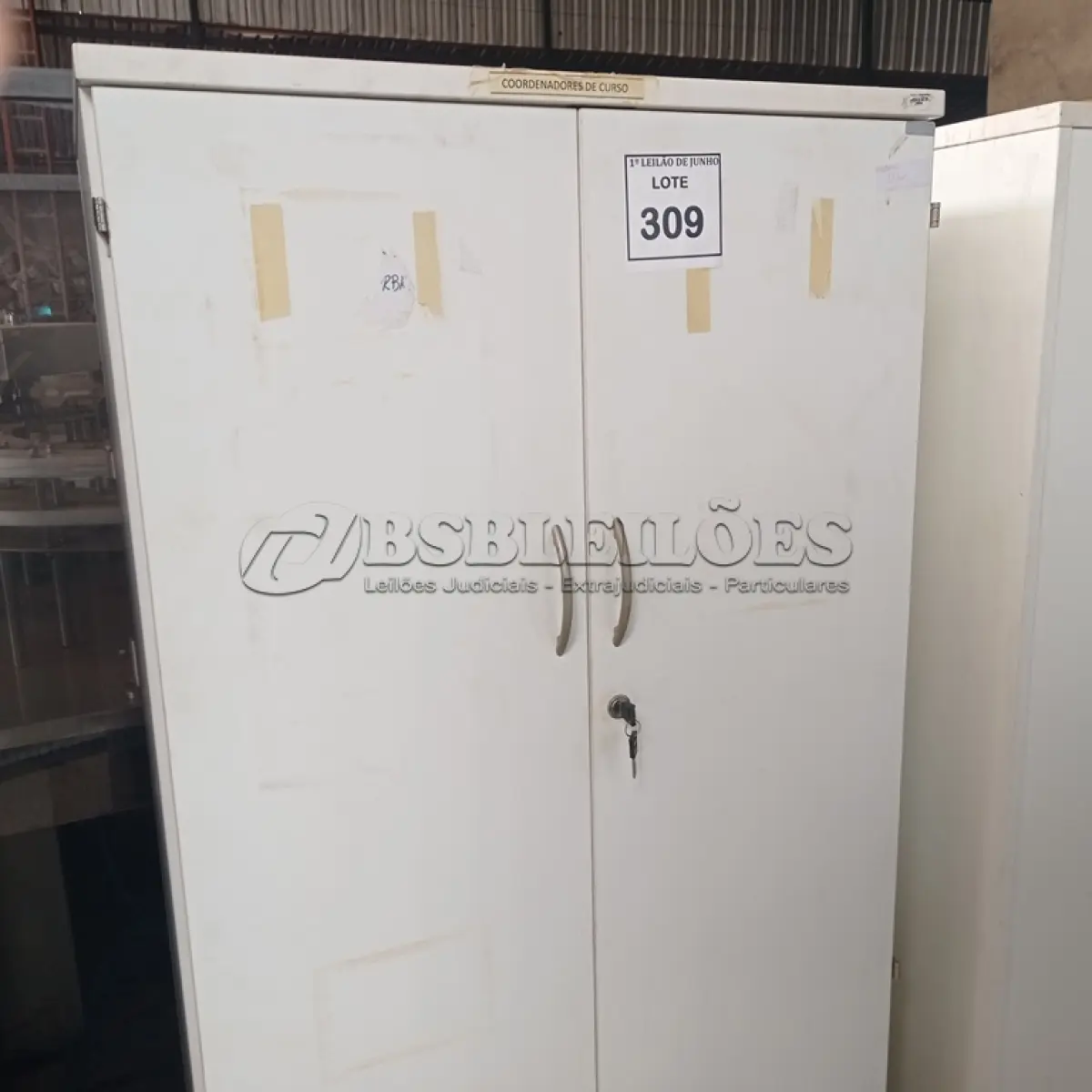 LOTE 309 - 01 ARMÁRIO ALTO PRA ESCRITÓRIO COM 2 PORTAS E 3 COMPARTIMENTOS. (NO ESTADO) ATENÇÃO! FAZER A VISITAÇÃO ANTES DE ARREMATAR, NÃO SABEMOS SE FUNCIONA, LEILÃO NÃO TEM GARANTIA E NEM DEVOLUÇÃO, SUJEITO A POSSÍVEIS AVARIAS VISÍVEIS/OCULTAS E/OU AUSÊNCIA DE COMPONENTES.