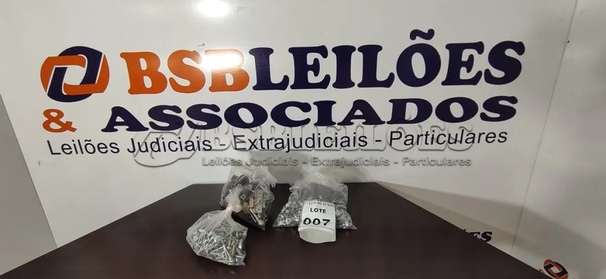 LOTE 007 - 01 LOTE COM PARAFUSOS, BRAÇADEIRAS E MATÉRIAS DIVERSOS. (NO ESTADO) ATENÇÃO! FAZER A VISITAÇÃO ANTES DE ARREMATAR, NÃO SABEMOS SE FUNCIONA, LEILÃO NÃO TEM GARANTIA E NEM DEVOLUÇÃO, SUJEITO A POSSÍVEIS AVARIAS VISÍVEIS/OCULTAS E/OU AUSÊNCIA DE COMPONENTES.