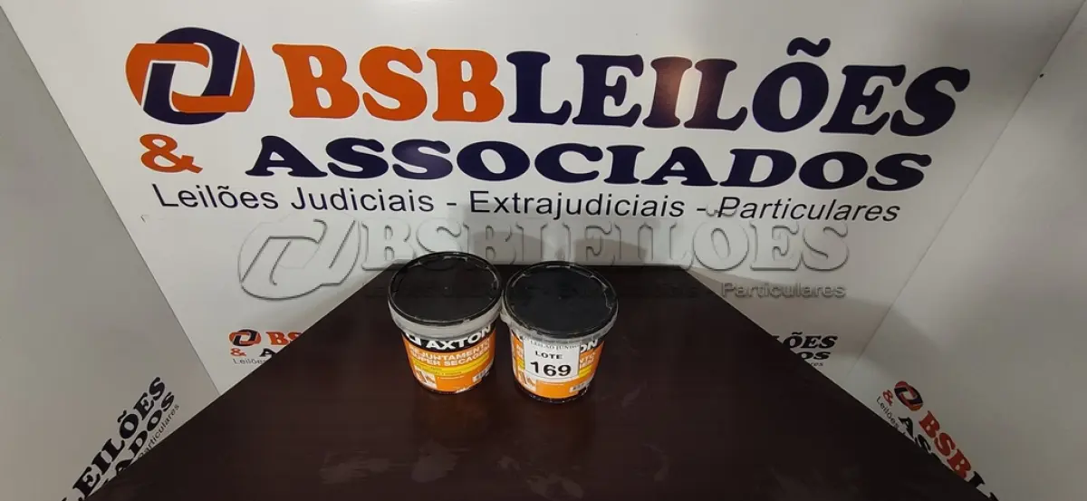 LOTE 169 - 02 GALÕES DE REJUNTAMENTO 4KG CADA NAS CORES CARVALHO E CINZA PLATINO MARCA AXTON. (NO ESTADO) ATENÇÃO! FAZER A VISITAÇÃO ANTES DE ARREMATAR, NÃO SABEMOS SE FUNCIONA, LEILÃO NÃO TEM GARANTIA E NEM DEVOLUÇÃO, SUJEITO A POSSÍVEIS AVARIAS VISÍVEIS/OCULTAS E/OU AUSÊNCIA DE COMPONENTES.