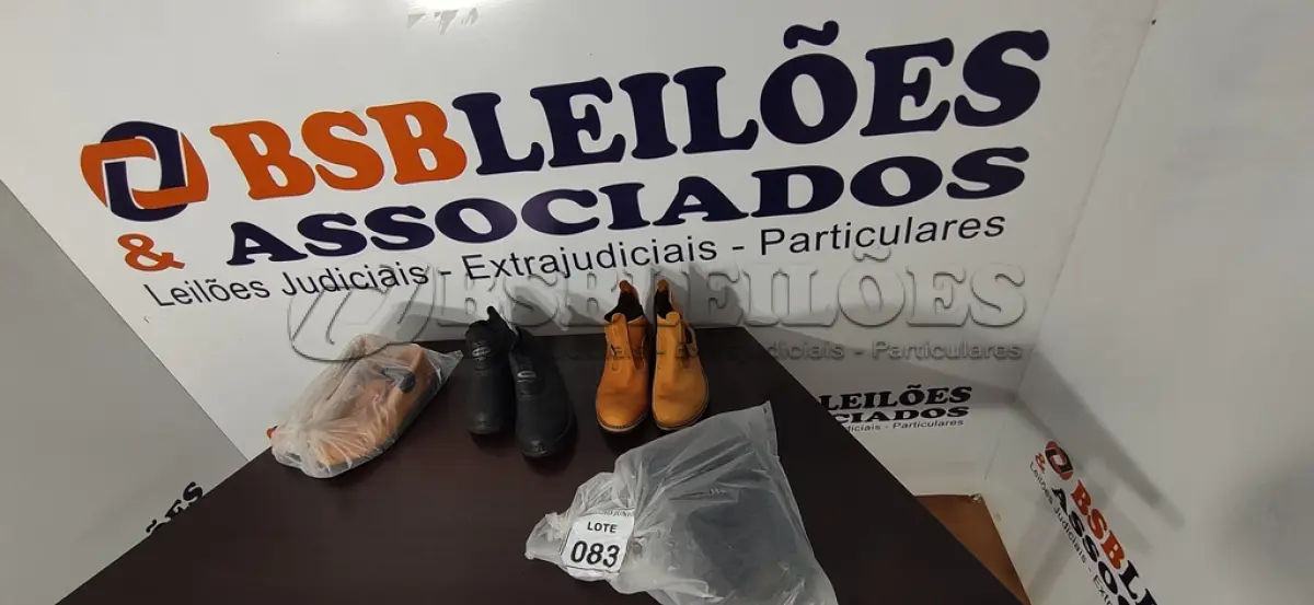 LOTE 083 - 04 PARES DE BOTAS DE COURO SINTÉTICO NUMERAÇÕES 35 E 38. (NO ESTADO) ATENÇÃO! FAZER A VISITAÇÃO ANTES DE ARREMATAR, NÃO SABEMOS SE FUNCIONA, LEILÃO NÃO TEM GARANTIA E NEM DEVOLUÇÃO, SUJEITO A POSSÍVEIS AVARIAS VISÍVEIS/OCULTAS E/OU AUSÊNCIA DE COMPONENTES.