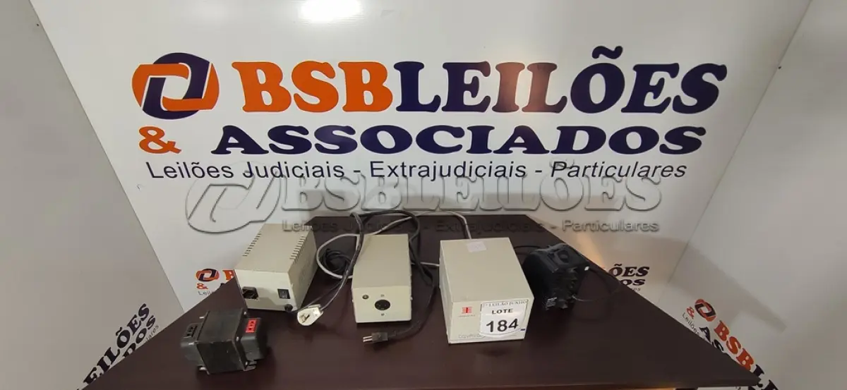 LOTE 184 - 04 TRANSFORMADORES TAMANHOS DIVERSOS E 01 ESTABILIZADOR. (NO ESTADO) ATENÇÃO! FAZER A VISITAÇÃO ANTES DE ARREMATAR, NÃO SABEMOS SE FUNCIONA, LEILÃO NÃO TEM GARANTIA E NEM DEVOLUÇÃO, SUJEITO A POSSÍVEIS AVARIAS VISÍVEIS/OCULTAS E/OU AUSÊNCIA DE COMPONENTES.