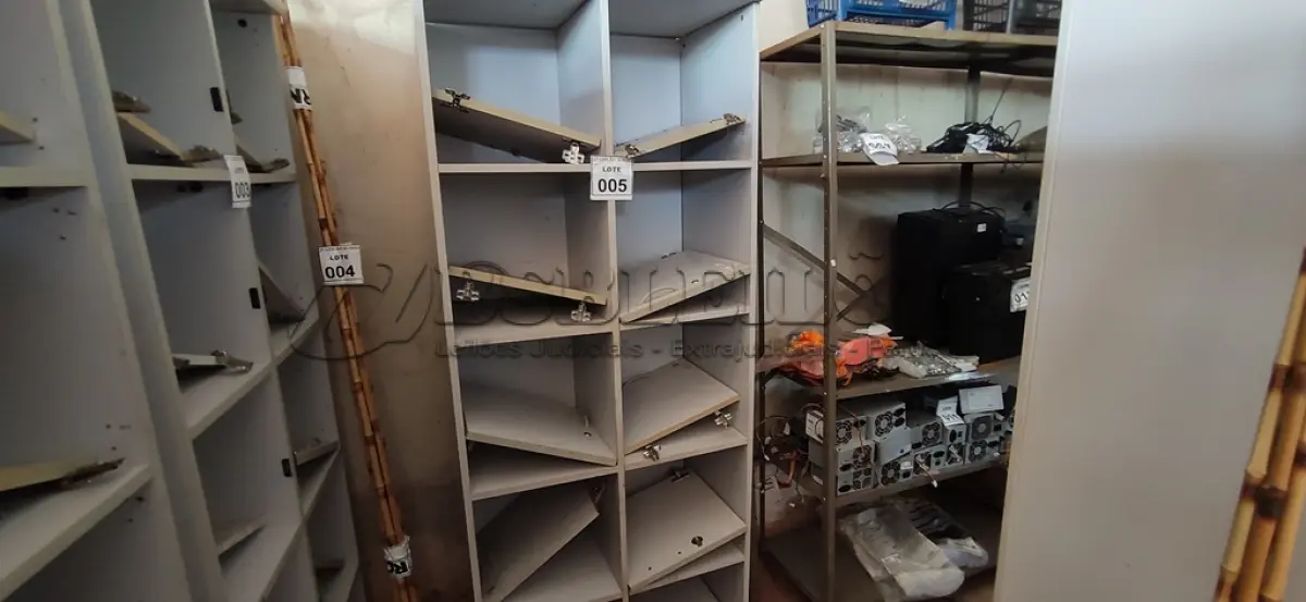 LOTE 005 - 01 ARMÁRIO ALTO PARA ESCRITÓRIO COM 10 PORTAS. (NO ESTADO) ATENÇÃO! FAZER A VISITAÇÃO ANTES DE ARREMATAR, NÃO SABEMOS SE FUNCIONA, LEILÃO NÃO TEM GARANTIA E NEM DEVOLUÇÃO, SUJEITO A POSSÍVEIS AVARIAS VISÍVEIS/OCULTAS E/OU AUSÊNCIA DE COMPONENTES.