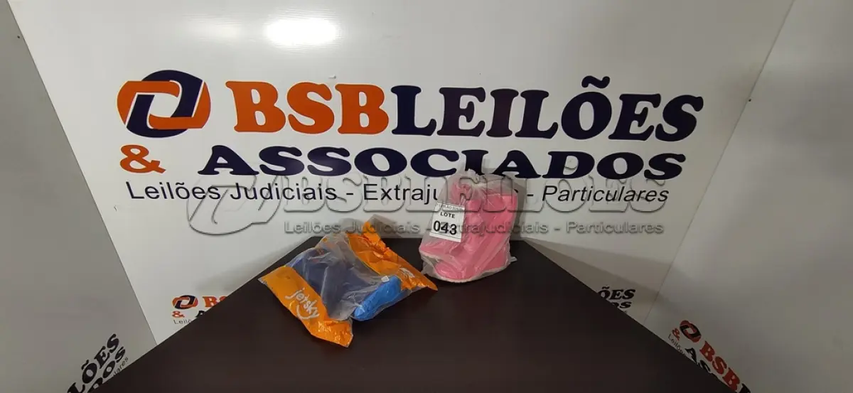 LOTE 043 - 02 PARES DE BOTAS DE BORRACHA NUMERAÇÕES 25 E 31 NAS CORES AZUL E ROSA. (NO ESTADO) ATENÇÃO! FAZER A VISITAÇÃO ANTES DE ARREMATAR, NÃO SABEMOS SE FUNCIONA, LEILÃO NÃO TEM GARANTIA E NEM DEVOLUÇÃO, SUJEITO A POSSÍVEIS AVARIAS VISÍVEIS/OCULTAS E/OU AUSÊNCIA DE COMPONENTES.