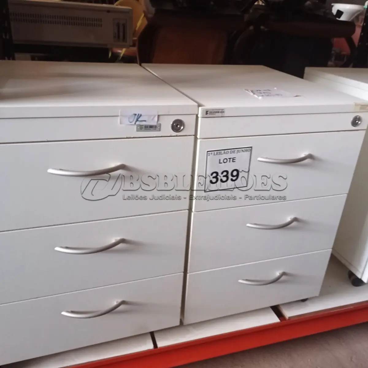 LOTE 339 - 02 GAVETEIROS COM 03 GAVETAS CADA. (NO ESTADO) ATENÇÃO! FAZER A VISITAÇÃO ANTES DE ARREMATAR, NÃO SABEMOS SE FUNCIONA. LEILÃO NÃO TEM GARANTIA E NEM DEVOLUÇÃO, SUJEITO A POSSÍVEIS AVARIAS VISÍVEIS/OCULTAS E/OU AUSÊNCIA DE COMPONENTES.