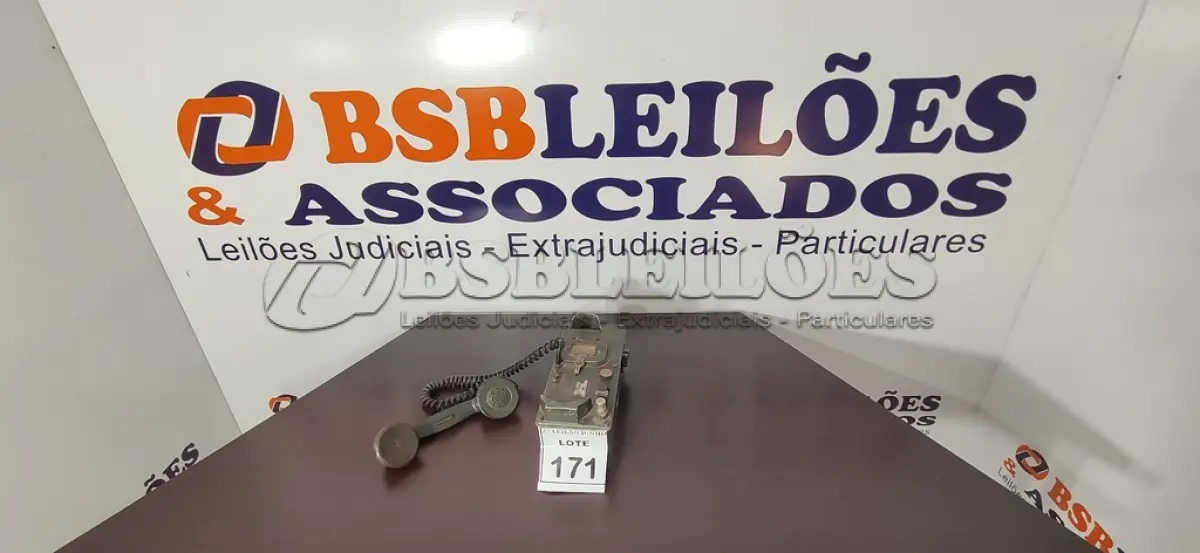 LOTE 171 - 01 TELEFONE ANTIGO. (NO ESTADO) ATENÇÃO! FAZER A VISITAÇÃO ANTES DE ARREMATAR, NÃO SABEMOS SE FUNCIONA, LEILÃO NÃO TEM GARANTIA E NEM DEVOLUÇÃO, SUJEITO A POSSÍVEIS AVARIAS VISÍVEIS/OCULTAS E/OU AUSÊNCIA DE COMPONENTES.