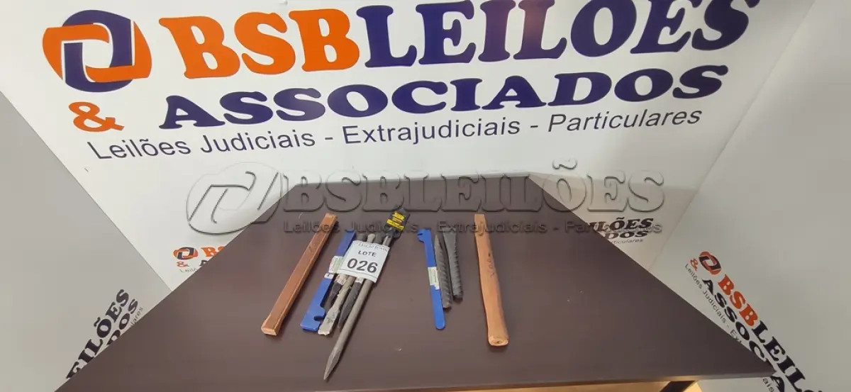 LOTE 026 - 05 PONTEIROS DE FERRO, 02 CHAVES PRA DOBRA DE FERRO E 02 CABOS DE MADEIRA PARA MARTELO. (NO ESTADO) ATENÇÃO! FAZER A VISITAÇÃO ANTES DE ARREMATAR, NÃO SABEMOS SE FUNCIONA, LEILÃO NÃO TEM GARANTIA E NEM DEVOLUÇÃO, SUJEITO A POSSÍVEIS AVARIAS VISÍVEIS/OCULTAS E/OU AUSÊNCIA DE COMPONENTES.