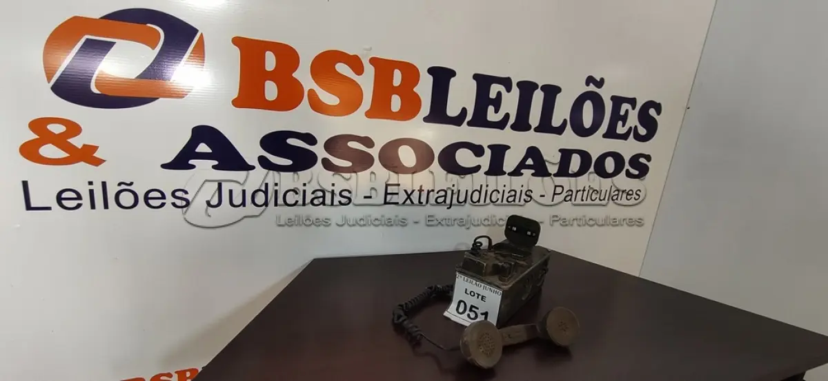LOTE 051 - 01 TELEFONE ANTIGO. (NO ESTADO) ATENÇÃO! FAZER A VISITAÇÃO ANTES DE ARREMATAR, NÃO SABEMOS SE FUNCIONA, LEILÃO NÃO TEM GARANTIA E NEM DEVOLUÇÃO, SUJEITO A POSSÍVEIS AVARIAS VISÍVEIS/OCULTAS E/OU AUSÊNCIA DE COMPONENTES.