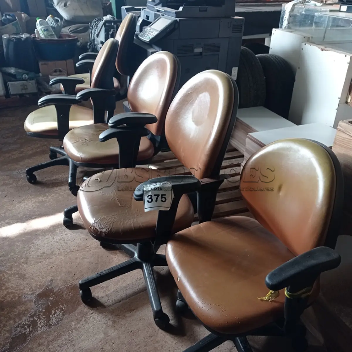 LOTE 375 - 05 CADEIRAS PARA ESCRITÓRIO GIRATÓRIAS. (NO ESTADO) ATENÇÃO! FAZER A VISITAÇÃO ANTES DE ARREMATAR, NÃO SABEMOS SE FUNCIONA. LEILÃO NÃO TEM GARANTIA E NEM DEVOLUÇÃO, SUJEITO A POSSÍVEIS AVARIAS VISÍVEIS/OCULTAS E/OU AUSÊNCIA DE COMPONENTES.