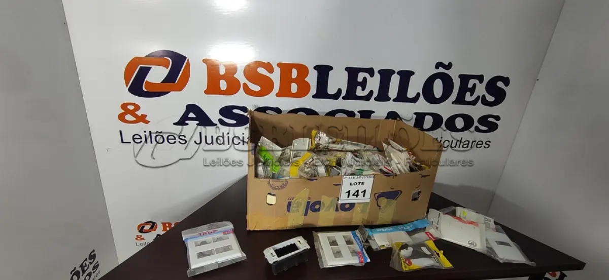 LOTE 141 - 01 LOTE DE ACABAMENTOS ELÉTRICOS VARIADOS. (NO ESTADO) ATENÇÃO! FAZER A VISITAÇÃO ANTES DE ARREMATAR, NÃO SABEMOS SE FUNCIONA, LEILÃO NÃO TEM GARANTIA E NEM DEVOLUÇÃO, SUJEITO A POSSÍVEIS AVARIAS VISÍVEIS/OCULTAS E/OU AUSÊNCIA DE COMPONENTES.