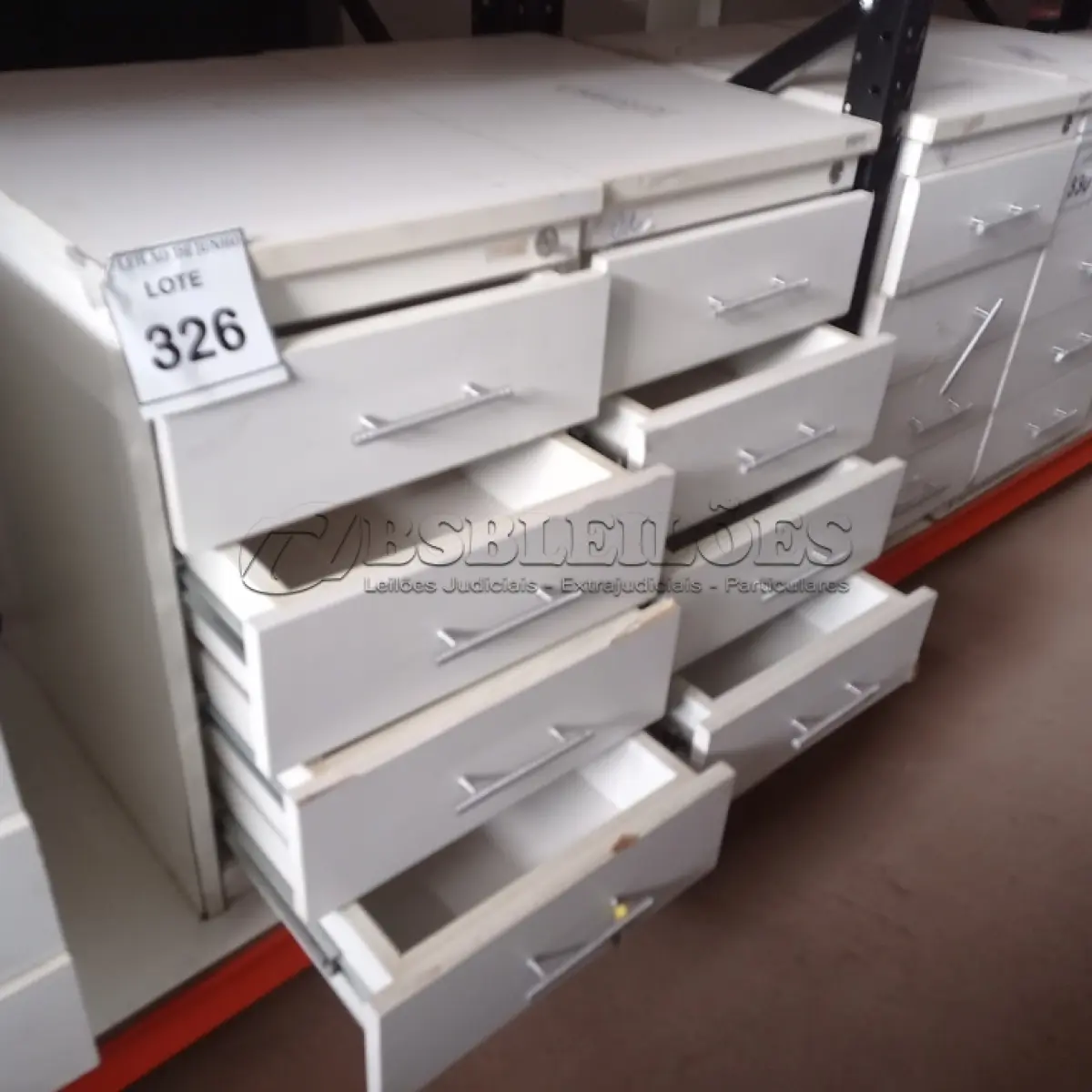 LOTE 326 - 02 GAVETEIROS COM 04 GAVETAS CADA. (NO ESTADO) ATENÇÃO! FAZER A VISITAÇÃO ANTES DE ARREMATAR, NÃO SABEMOS SE FUNCIONA, LEILÃO NÃO TEM GARANTIA E NEM DEVOLUÇÃO, SUJEITO A POSSÍVEIS AVARIAS VISÍVEIS/OCULTAS E/OU AUSÊNCIA DE COMPONENTES.