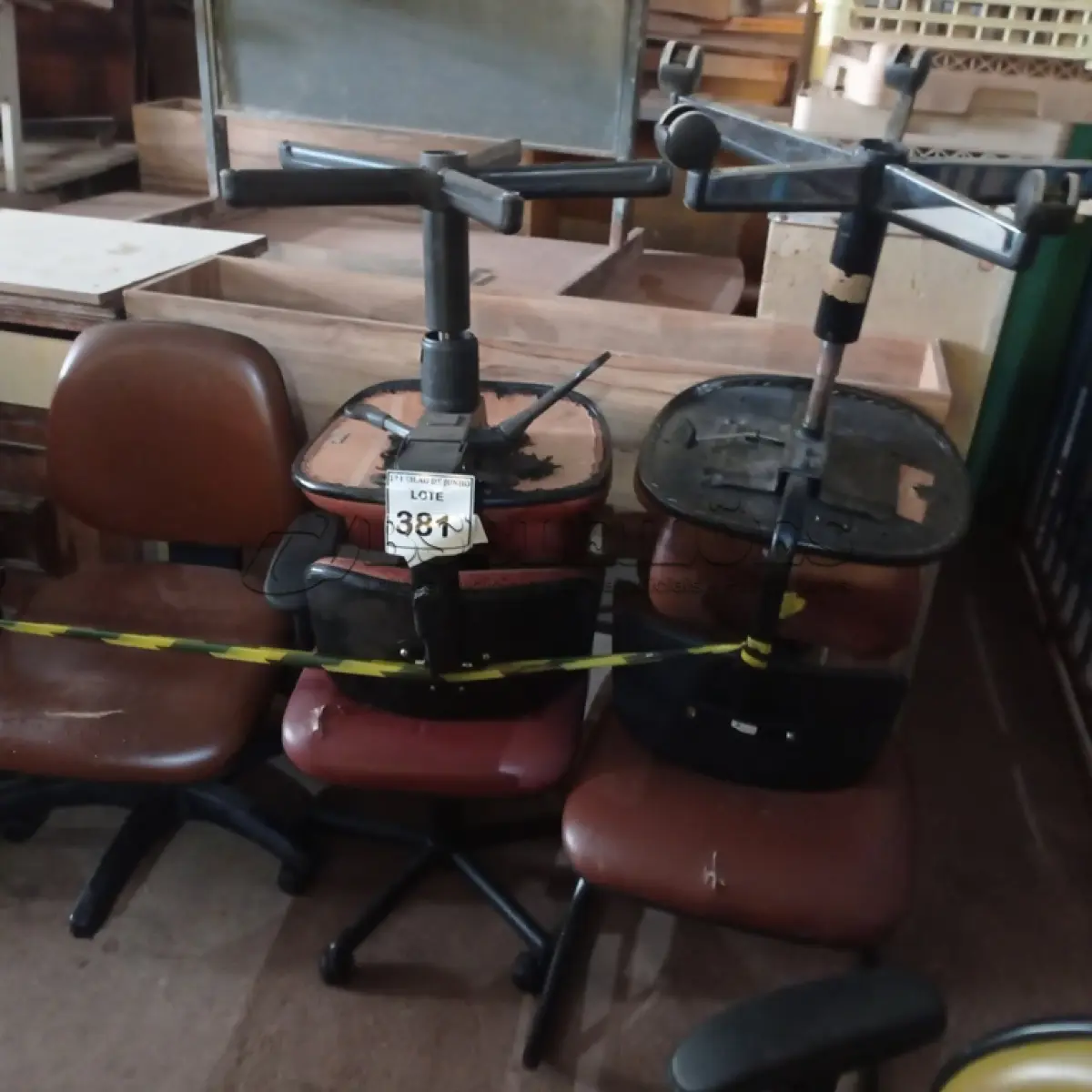 LOTE 381 - 07 CADEIRAS PARA ESCRITÓRIO SENDO 06 GIRATÓRIAS E 01 PÉ FIXO. (NO ESTADO) ATENÇÃO! FAZER A VISITAÇÃO ANTES DE ARREMATAR, NÃO SABEMOS SE FUNCIONA. LEILÃO NÃO TEM GARANTIA E NEM DEVOLUÇÃO, SUJEITO A POSSÍVEIS AVARIAS VISÍVEIS/OCULTAS E/OU AUSÊNCIA DE COMPONENTES.