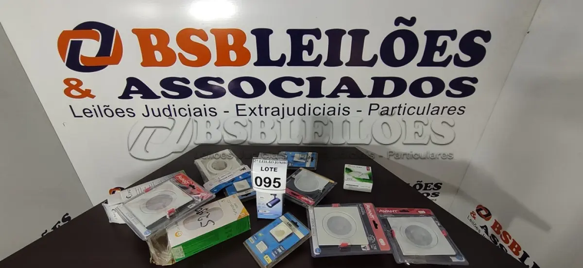 LOTE 095 - 01 LOTE COM VÁRIAS LUMINÁRIAS DE TAMANHOS E MODELOS DIVERSOS. (NO ESTADO) ATENÇÃO! FAZER A VISITAÇÃO ANTES DE ARREMATAR, NÃO SABEMOS SE FUNCIONA, LEILÃO NÃO TEM GARANTIA E NEM DEVOLUÇÃO, SUJEITO A POSSÍVEIS AVARIAS VISÍVEIS/OCULTAS E/OU AUSÊNCIA DE COMPONENTES.