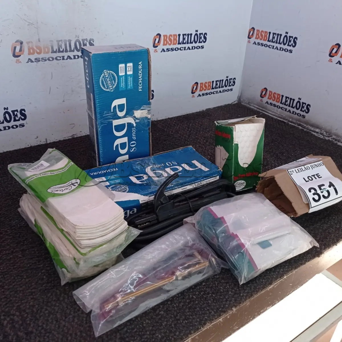 LOTE 351 - 02 FECHADURAS, 01 FERROLHO PARA PORTAS, 01 CABO PARA SOLDA ELÉTRICA, 05 ROLOS DE FITA BORDA, DIVERSOS TAPA FUROS ADESIVOS E FECHO TOQUE. (NO ESTADO) ATENÇÃO! FAZER A VISITAÇÃO ANTES DE ARREMATAR, NÃO SABEMOS SE FUNCIONA, LEILÃO NÃO TEM GARANTIA E NEM DEVOLUÇÃO, SUJEITO A POSSÍVEIS AVARIAS VISÍVEIS/OCULTAS E/OU AUSÊNCIA DE COMPONENTES.