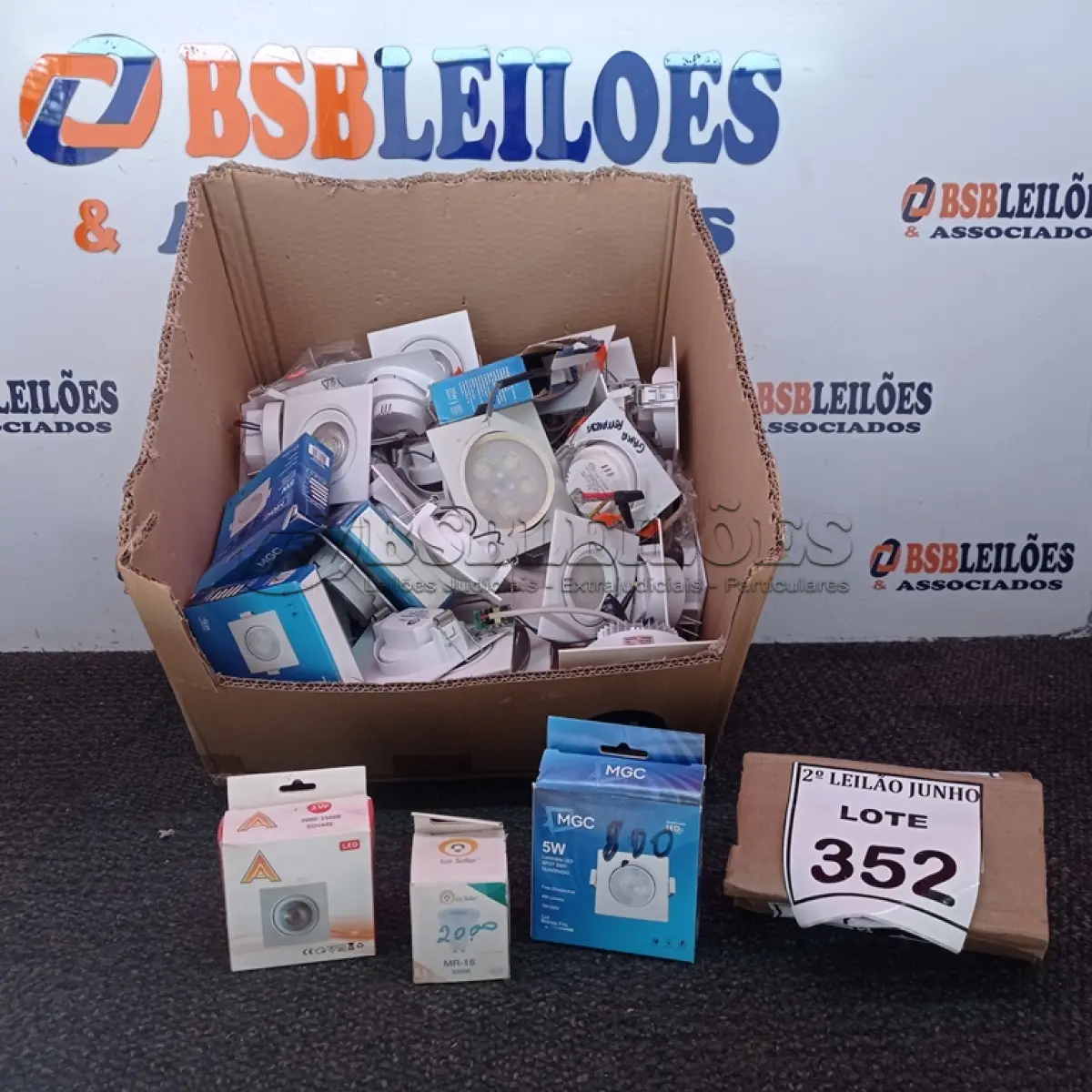 LOTE 352 - 01 LOTE COM DIVERSAS MINIS LUMINÁRIAS LED MODELOS DIVERSOS. (NO ESTADO) ATENÇÃO! FAZER A VISITAÇÃO ANTES DE ARREMATAR, NÃO SABEMOS SE FUNCIONA, LEILÃO NÃO TEM GARANTIA E NEM DEVOLUÇÃO, SUJEITO A POSSÍVEIS AVARIAS VISÍVEIS/OCULTAS E/OU AUSÊNCIA DE COMPONENTES.