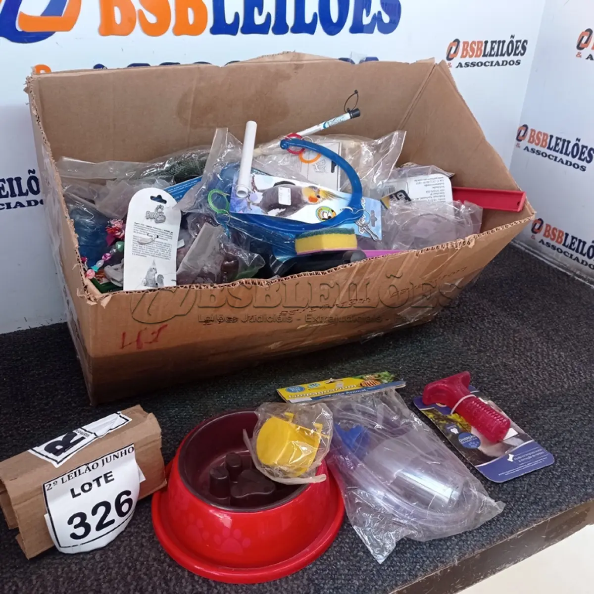 LOTE 326 - 01 LOTE COM UTENSÍLIOS PARA PETS DIVERSOS. (NO ESTADO) ATENÇÃO! FAZER A VISITAÇÃO ANTES DE ARREMATAR, NÃO SABEMOS SE FUNCIONA, LEILÃO NÃO TEM GARANTIA E NEM DEVOLUÇÃO, SUJEITO A POSSÍVEIS AVARIAS VISÍVEIS/OCULTAS E/OU AUSÊNCIA DE COMPONENTES.