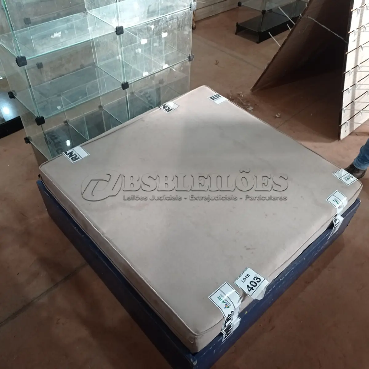 LOTE 403 - 01 PUFF ALMOFADADO COM BASE DE MADEIRA. (NO ESTADO) ATENÇÃO! FAZER A VISITAÇÃO ANTES DE ARREMATAR, NÃO SABEMOS SE FUNCIONA, LEILÃO NÃO TEM GARANTIA E NEM DEVOLUÇÃO, SUJEITO A POSSÍVEIS AVARIAS VISÍVEIS/OCULTAS E/OU AUSÊNCIA DE COMPONENTES.