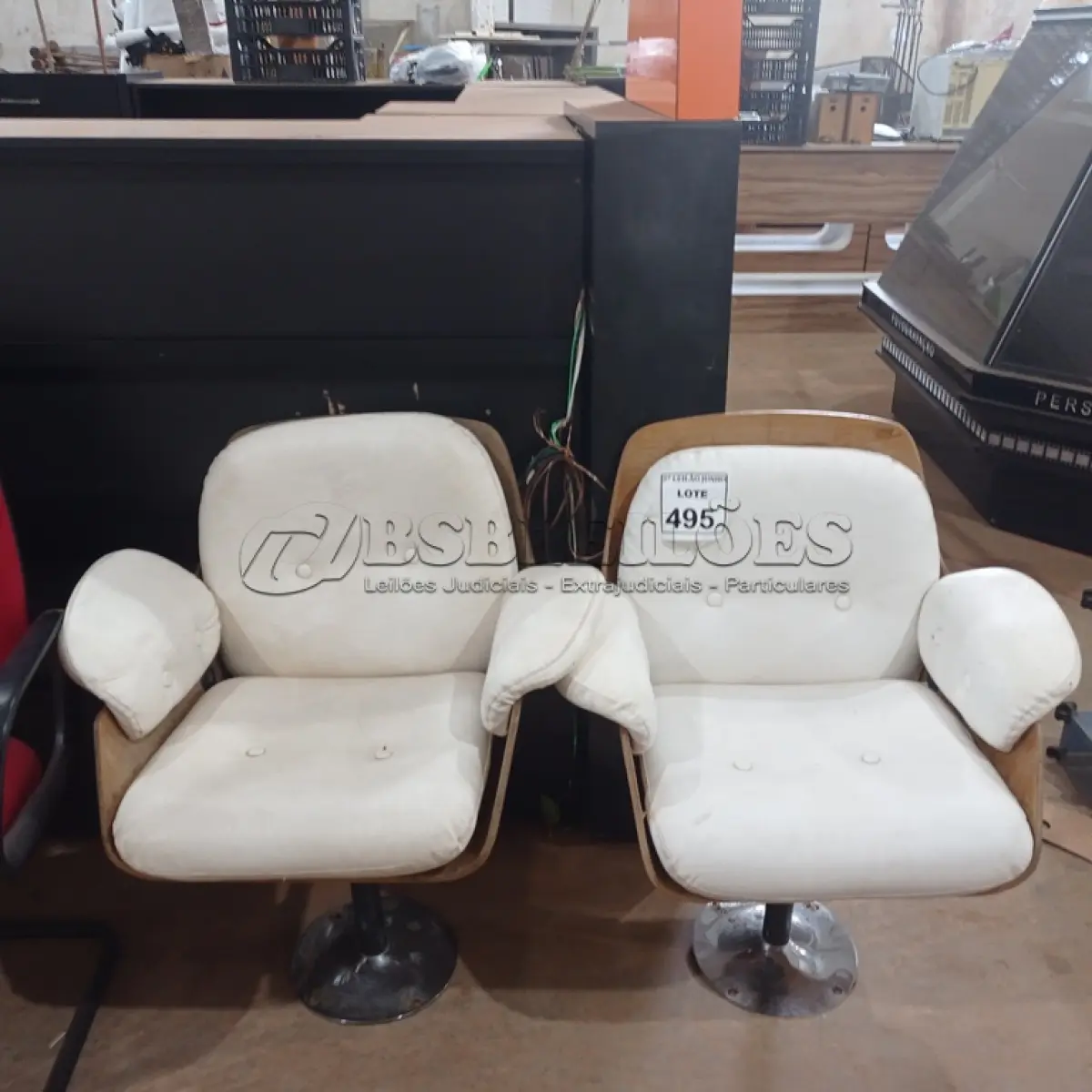 LOTE 495 - 02 POLTRONAS FIXAS COM PÉS CROMADOS COM ACENTO E ENCOSTO ALMOFADADO NA COR BRANCO. (NO ESTADO) ATENÇÃO! FAZER A VISITAÇÃO ANTES DE ARREMATAR, NÃO SABEMOS SE FUNCIONA, LEILÃO NÃO TEM GARANTIA E NEM DEVOLUÇÃO, SUJEITO A POSSÍVEIS AVARIAS VISÍVEIS/OCULTAS E/OU AUSÊNCIA DE COMPONENTES.