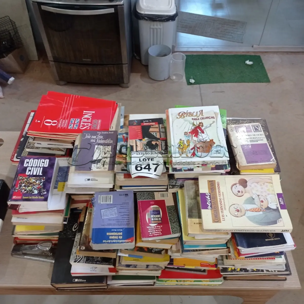 LOTE 647 - 01 LOTE COM GRANDE QUANTIDADE DE LIVROS.  (NO ESTADO) ATENÇÃO! FAZER A VISITAÇÃO ANTES DE ARREMATAR, NÃO SABEMOS SE FUNCIONA, LEILÃO NÃO TEM GARANTIA E NEM DEVOLUÇÃO, SUJEITO A POSSÍVEIS AVARIAS VISÍVEIS/OCULTAS E/OU AUSÊNCIA DE COMPONENTES.