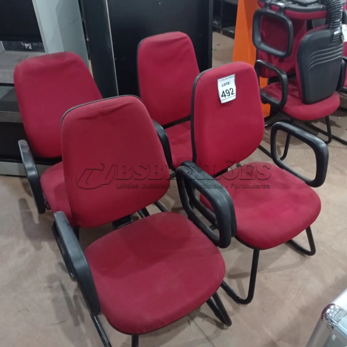 LOTE 492 - 04 CADEIRAS DE ESCRITÓRIO PÉS FIXOS TECIDO NA COR VERMELHO. (NO ESTADO) ATENÇÃO! FAZER A VISITAÇÃO ANTES DE ARREMATAR, NÃO SABEMOS SE FUNCIONA, LEILÃO NÃO TEM GARANTIA E NEM DEVOLUÇÃO, SUJEITO A POSSÍVEIS AVARIAS VISÍVEIS/OCULTAS E/OU AUSÊNCIA DE COMPONENTES.