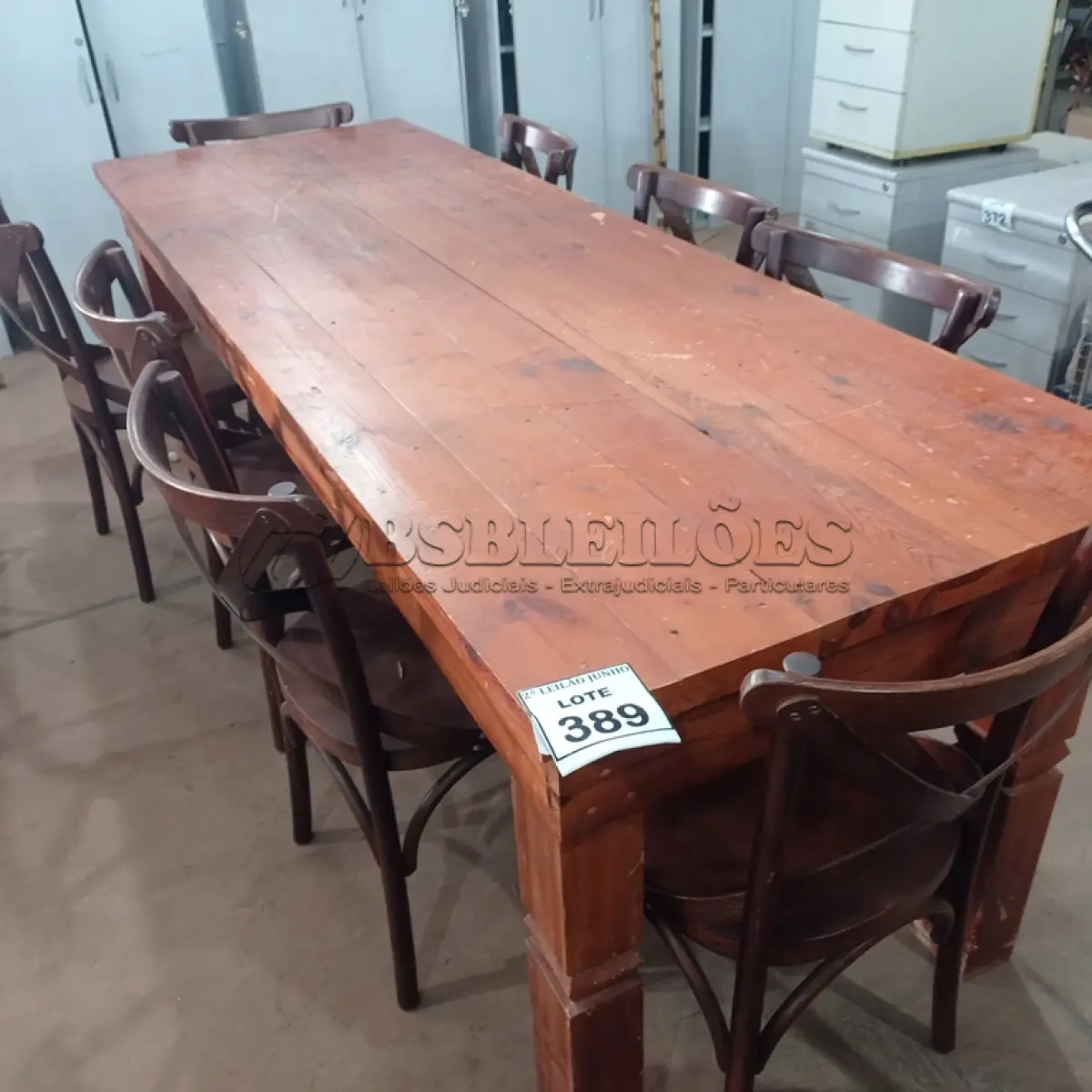 LOTE 389 - 01 MESA EM MADEIRA MACIÇA COM 08 CADEIRAS. (NO ESTADO) ATENÇÃO! FAZER A VISITAÇÃO ANTES DE ARREMATAR, NÃO SABEMOS SE FUNCIONA, LEILÃO NÃO TEM GARANTIA E NEM DEVOLUÇÃO, SUJEITO A POSSÍVEIS AVARIAS VISÍVEIS/OCULTAS E/OU AUSÊNCIA DE COMPONENTES.