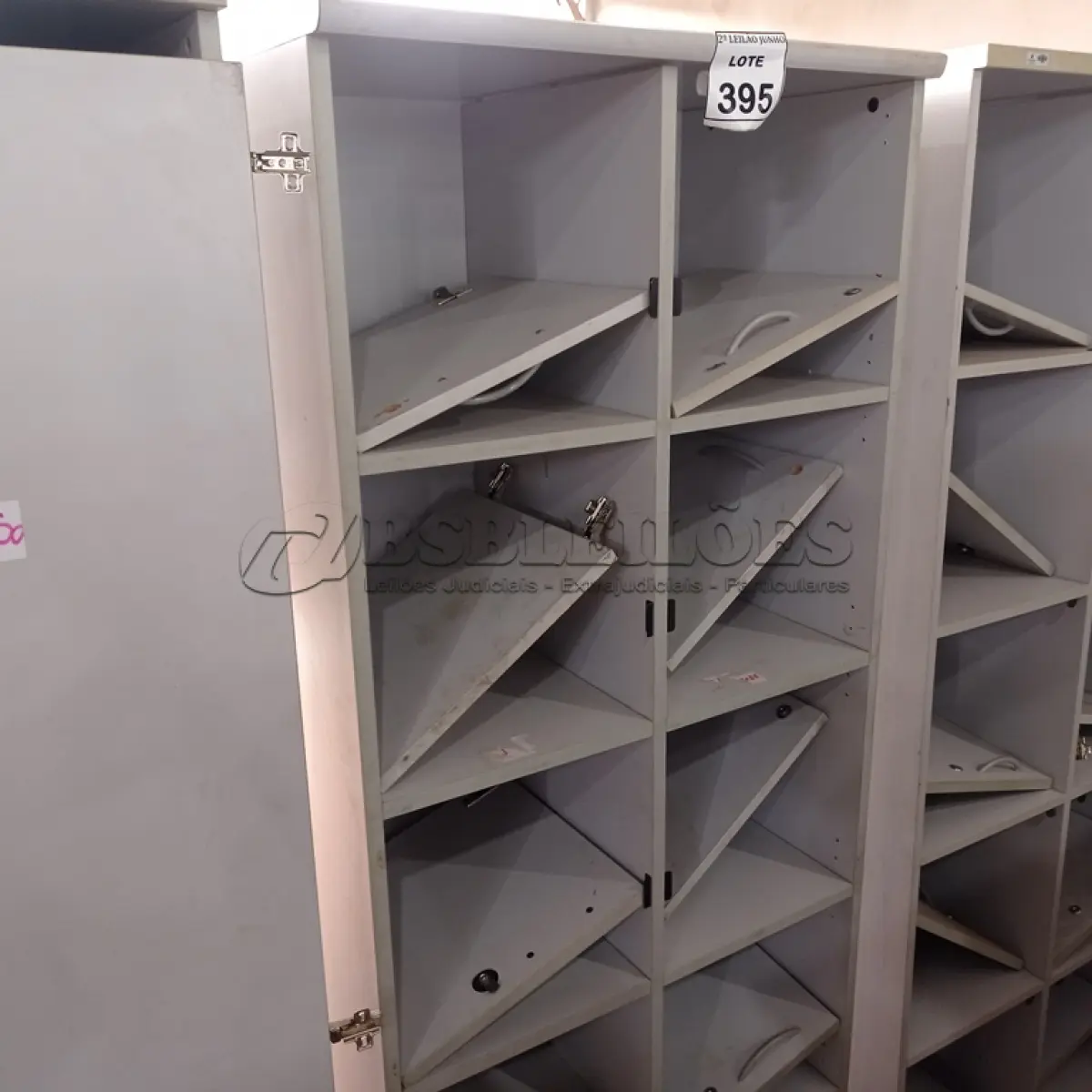 LOTE 395 - 01 ARMÁRIO ALTO PARA ESCRITÓRIO COM 10 PORTAS. (NO ESTADO) ATENÇÃO! FAZER A VISITAÇÃO ANTES DE ARREMATAR, NÃO SABEMOS SE FUNCIONA, LEILÃO NÃO TEM GARANTIA E NEM DEVOLUÇÃO, SUJEITO A POSSÍVEIS AVARIAS VISÍVEIS/OCULTAS E/OU AUSÊNCIA DE COMPONENTES.