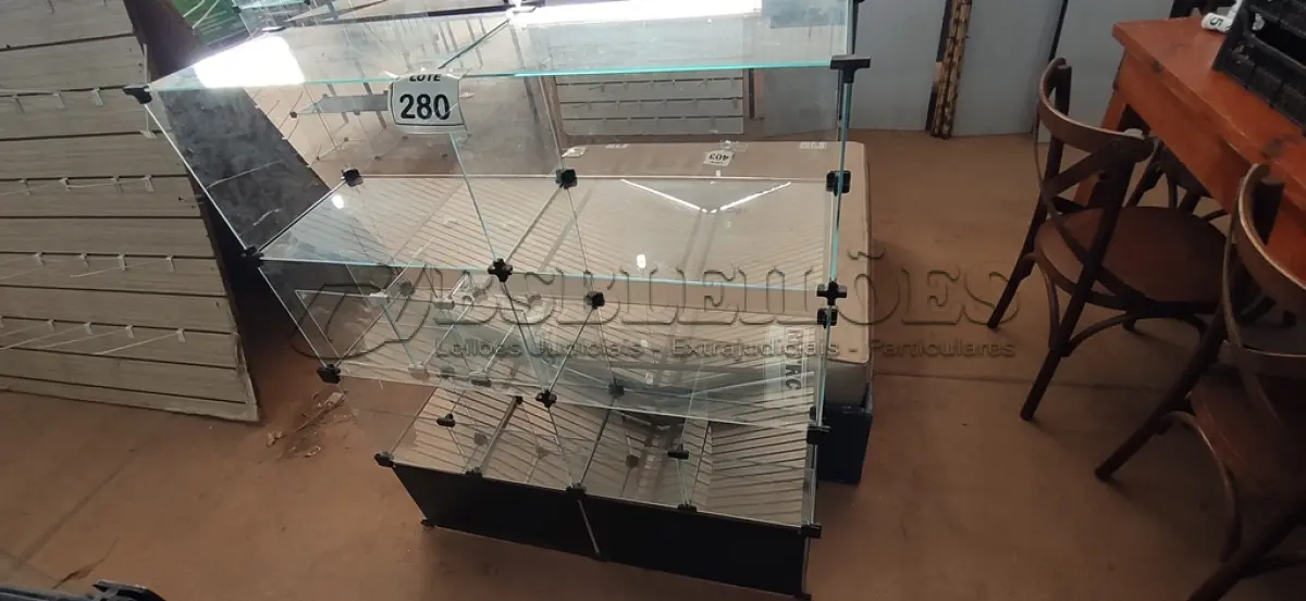 LOTE 280 - 01 VITRINE EXPOSITORA DE VIDRO. (NO ESTADO) ATENÇÃO! FAZER A VISITAÇÃO ANTES DE ARREMATAR, NÃO SABEMOS SE FUNCIONA, LEILÃO NÃO TEM GARANTIA E NEM DEVOLUÇÃO, SUJEITO A POSSÍVEIS AVARIAS VISÍVEIS/OCULTAS E/OU AUSÊNCIA DE COMPONENTES.