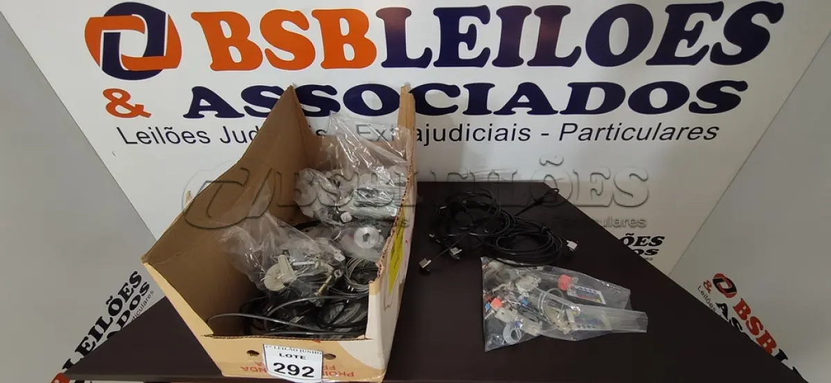 LOTE 292 - 01 LOTE COM DIVERSOS CABOS DE SEGURANÇA PARA NOTEBOOKS E ACESSÓRIOS DIVERSOS. (NO ESTADO) ATENÇÃO! FAZER A VISITAÇÃO ANTES DE ARREMATAR, NÃO SABEMOS SE FUNCIONA, LEILÃO NÃO TEM GARANTIA E NEM DEVOLUÇÃO, SUJEITO A POSSÍVEIS AVARIAS VISÍVEIS/OCULTAS E/OU AUSÊNCIA DE COMPONENTES.
