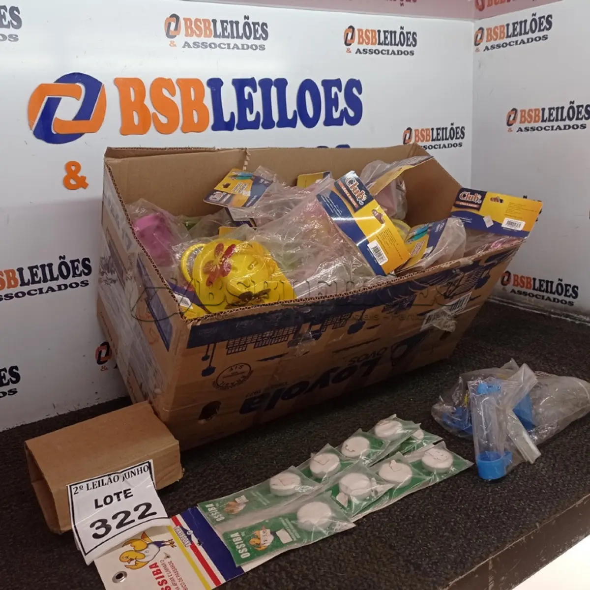 LOTE 322 - 01 LOTE COM GRANDE QUANTIDADE DE BEBEDOUROS PARA AVES MODELOS DIVERSOS. (NO ESTADO) ATENÇÃO! FAZER A VISITAÇÃO ANTES DE ARREMATAR, NÃO SABEMOS SE FUNCIONA, LEILÃO NÃO TEM GARANTIA E NEM DEVOLUÇÃO, SUJEITO A POSSÍVEIS AVARIAS VISÍVEIS/OCULTAS E/OU AUSÊNCIA DE COMPONENTES.