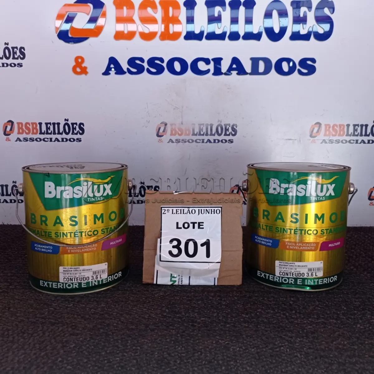 LOTE 301 - 02 LATAS DE ESMALTE SINTÉTICO NA COR PRETO BRILHANTE MARCA BASILUX. (NO ESTADO) ATENÇÃO! FAZER A VISITAÇÃO ANTES DE ARREMATAR, NÃO SABEMOS SE FUNCIONA, LEILÃO NÃO TEM GARANTIA E NEM DEVOLUÇÃO, SUJEITO A POSSÍVEIS AVARIAS VISÍVEIS/OCULTAS E/OU AUSÊNCIA DE COMPONENTES.