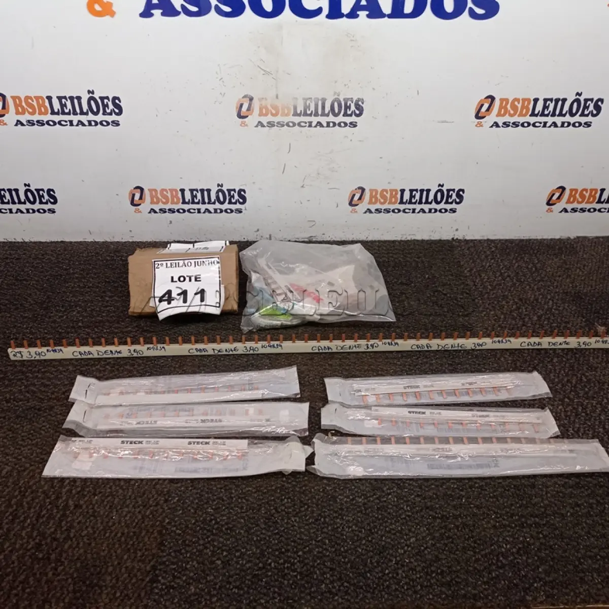 LOTE 411 - 01 LOTE COM VÁRIOS BARRAMENTOS FASE MONOFÁSICO DE TAMANHOS DIVERSOS. (NO ESTADO) ATENÇÃO! FAZER A VISITAÇÃO ANTES DE ARREMATAR, NÃO SABEMOS SE FUNCIONA, LEILÃO NÃO TEM GARANTIA E NEM DEVOLUÇÃO, SUJEITO A POSSÍVEIS AVARIAS VISÍVEIS/OCULTAS E/OU AUSÊNCIA DE COMPONENTES.