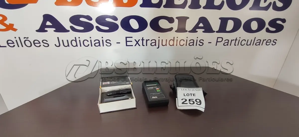 LOTE 259 - 01 LANTERNA DE LED E 01 LUXÍMETRO. (NO ESTADO) ATENÇÃO! FAZER A VISITAÇÃO ANTES DE ARREMATAR, NÃO SABEMOS SE FUNCIONA, LEILÃO NÃO TEM GARANTIA E NEM DEVOLUÇÃO, SUJEITO A POSSÍVEIS AVARIAS VISÍVEIS/OCULTAS E/OU AUSÊNCIA DE COMPONENTES.